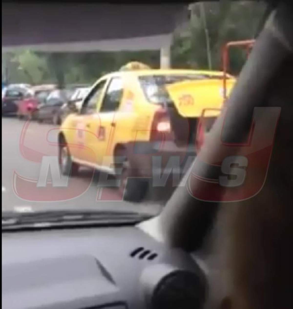 VIDEO Aşa ceva nu aţi mai văzut! Cum îşi cară un taximetrist clientul!