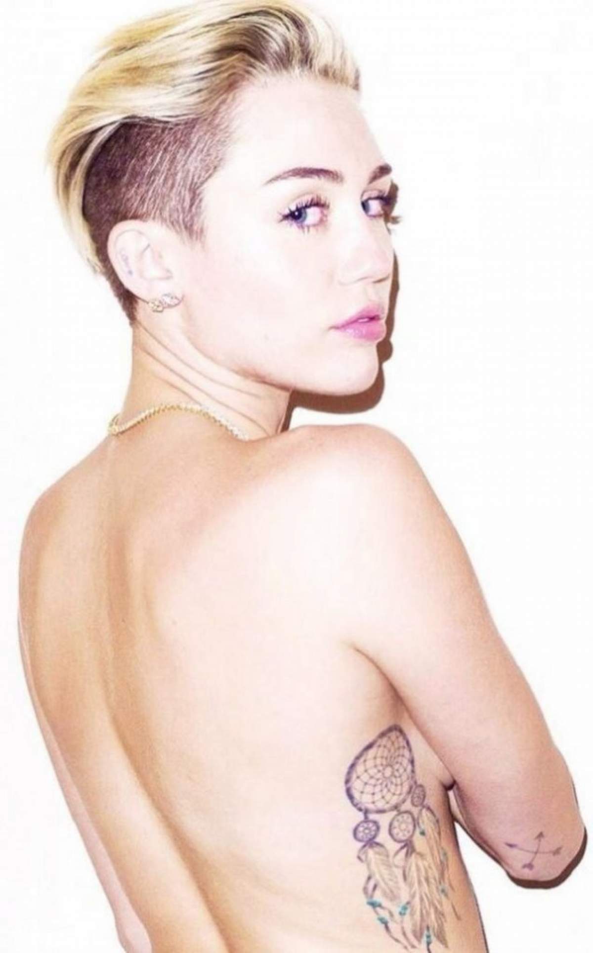 Miley Cyrus schimbă "tactica de joc"! A renunţat la pozele deocheate şi acum îşi oripilează fanii