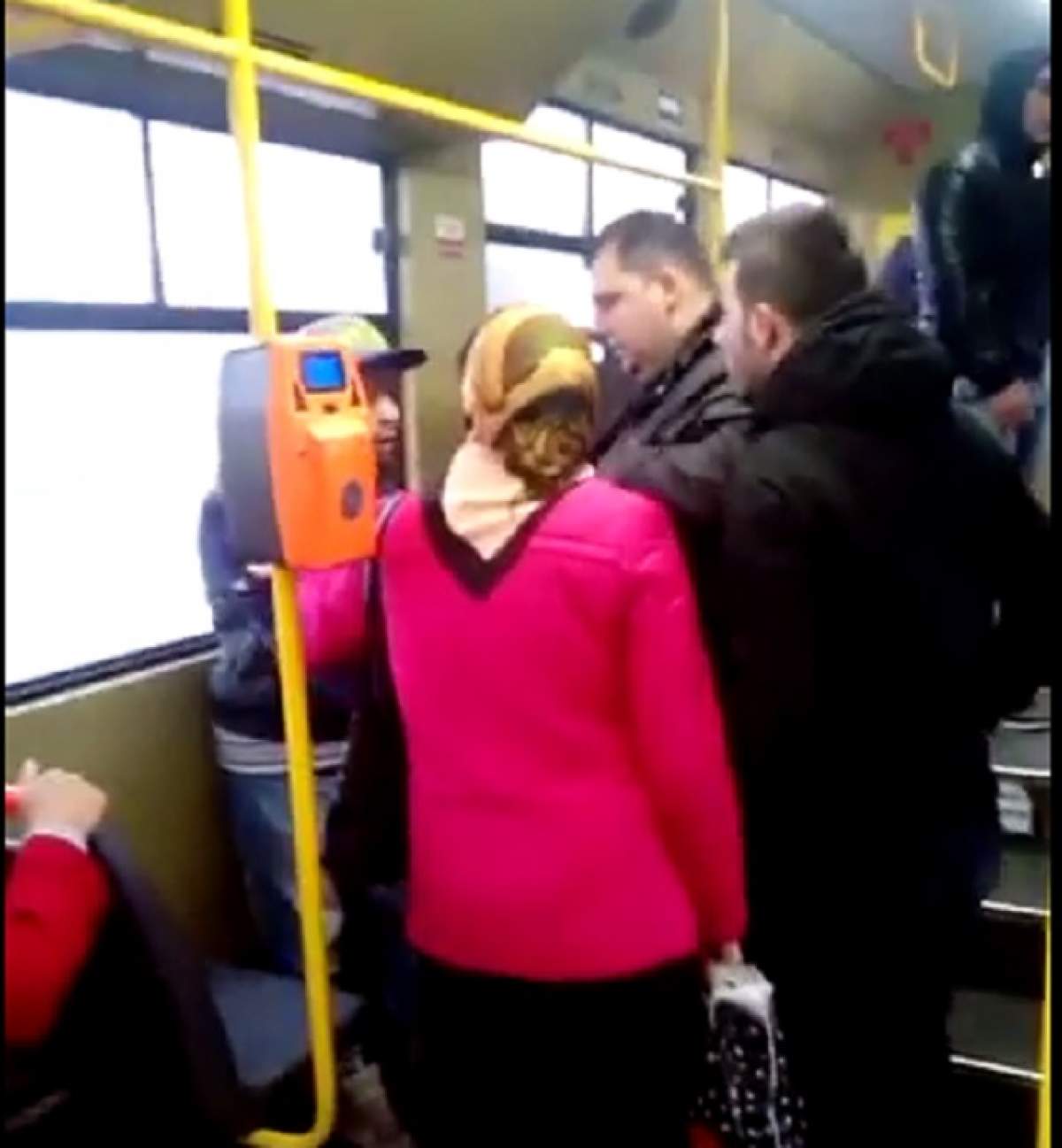VIDEO / Scene incredibile în tramvai! Un controlor agresează un călător