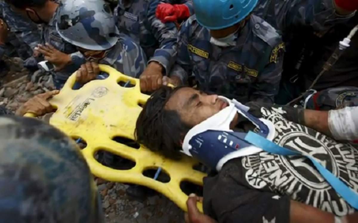VIDEO / Miracol! Un tânăr de 15 ani a fost salvat după ce a fost captiv 5 zile sub dărâmăturile din Nepal