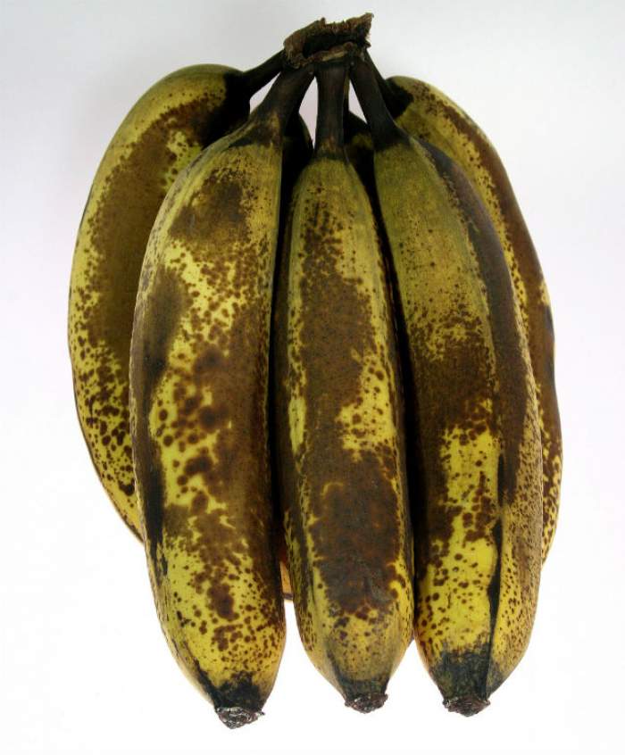 ÎNTREBAREA ZILEI - SÂMBĂTĂ: De ce este mai bine să mănânci bananele cu pete negre decât cele verzi?