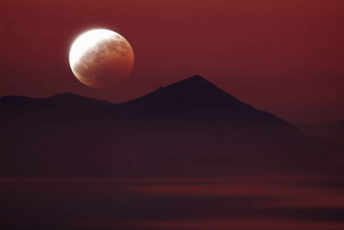 "Luna sângerie", un fenomen rar cu influenţe neaşteptate! Ce spun predinţiile biblice despre această eclipsă