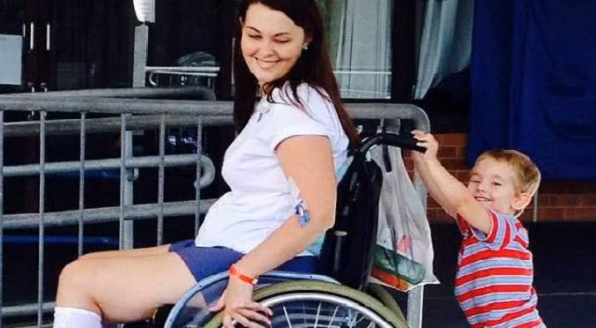 VIDEO / O tânără a ajuns în scaun cu rotile, după ce a folosit pensula de fond de ten a prietenei sale