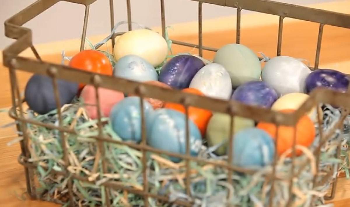 VIDEO / Cum vopseşti ouăle de Paşte natural, fără să foloseşti vopsea din comerţ
