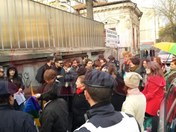 VIDEO / Protest inedit în Capitală! Mihaela Rădulescu, pusă la zid de gay şi lesbiene!