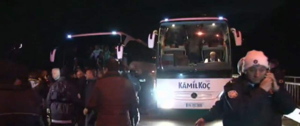 VIDEO/ Doi bărbaţi reţinuţi în cazul atacului asupra autocarului echipei turcă de fotbal Fenerbahce