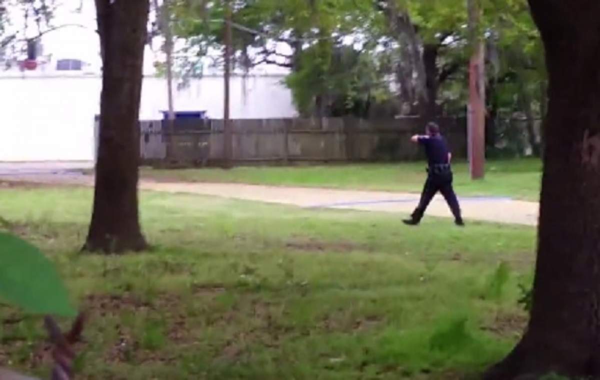 VIDEO / Un şofer de culoare, împuşcat de opt ori de un poliţist alb dintr-un motiv stupid