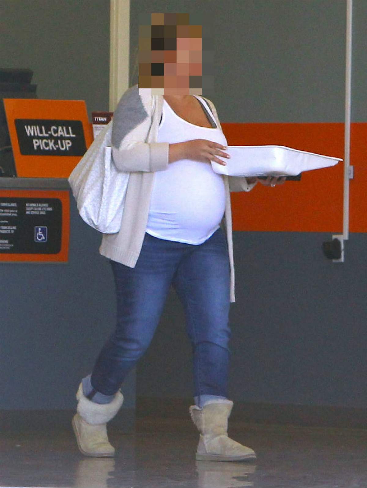FOTO / De nerecunoscut! O actriţă celebră a pierdut lupta cu kilogramele în timpul sarcinii