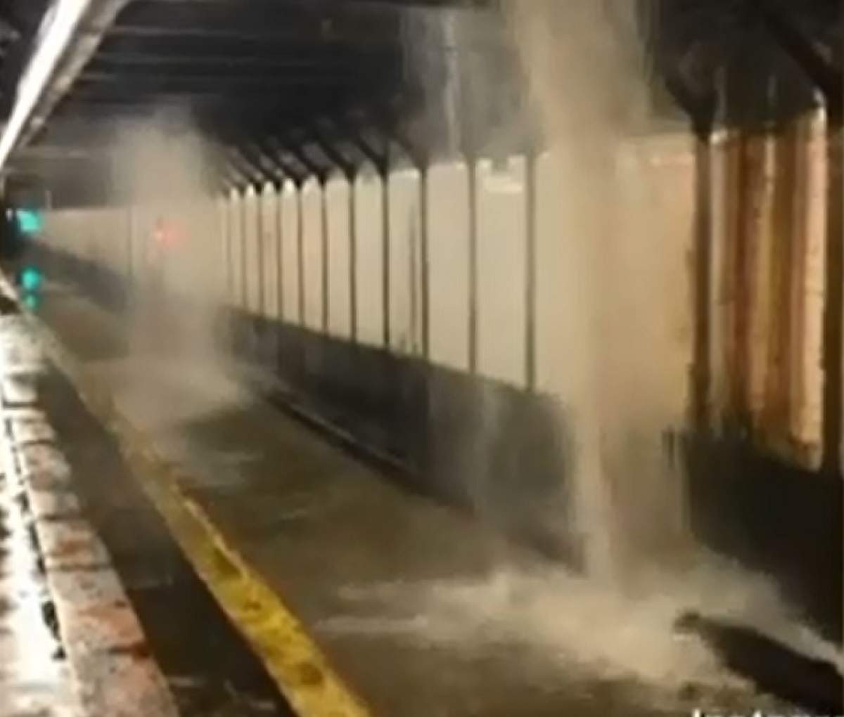 VIDEO / Liniile de metrou din New York au fost inundate, după ce o conductă de apă s-a spart