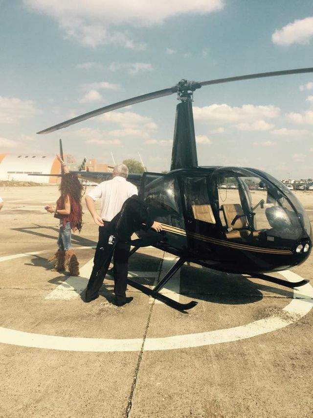 FOTO / A zburat ce a zburat şi uite unde a aterizat paraşutistul Mihaelei Rădulescu! Felix Baumgartner, în România!