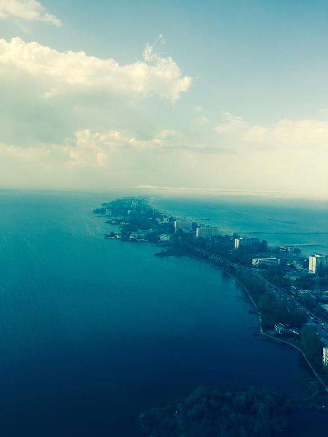 FOTO / A zburat ce a zburat şi uite unde a aterizat paraşutistul Mihaelei Rădulescu! Felix Baumgartner, în România!