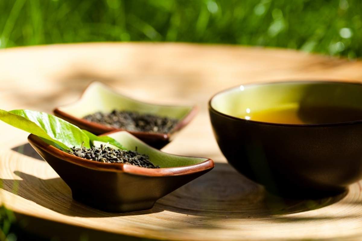 ÎNTREBAREA ZILEI - MARŢI: Ce se întâmplă cu organismul tău dacă bei ceai verde zilnic?