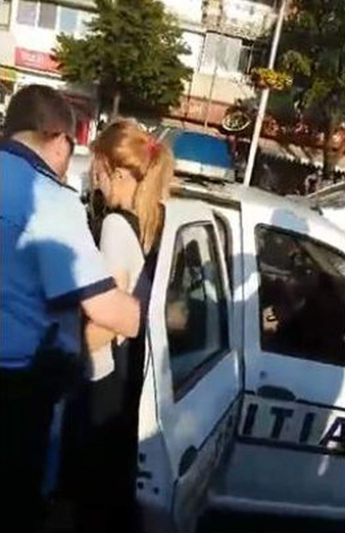VIDEO / Legea-i lege, dar nu pentru organ! Doi poliţişti din Vâlcea au agresat două tinere