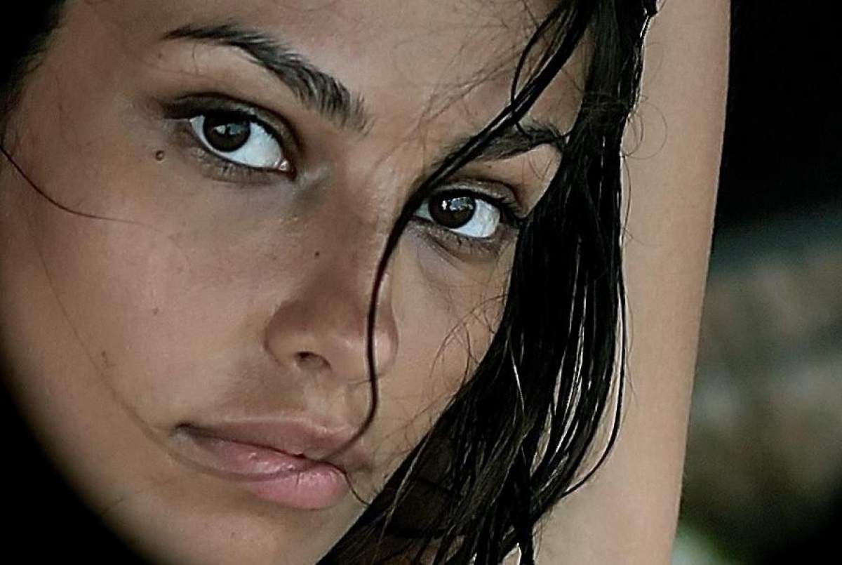 FOTO / Mădălina Ghenea, sărut PASIONAL cu un bărbat celebru de 75 de ani