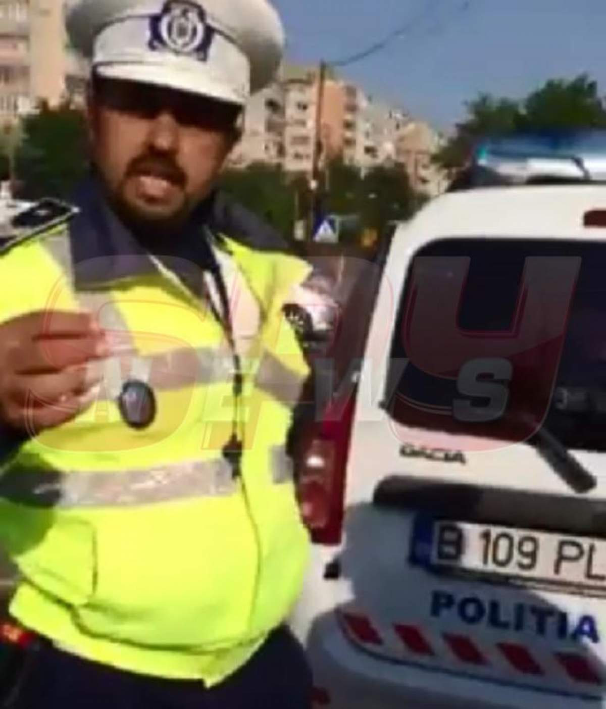 VIDEO / Poliţiştii i-au dat de l-au julit! Spectacol cu agenţi scandalagii în plină stradă!