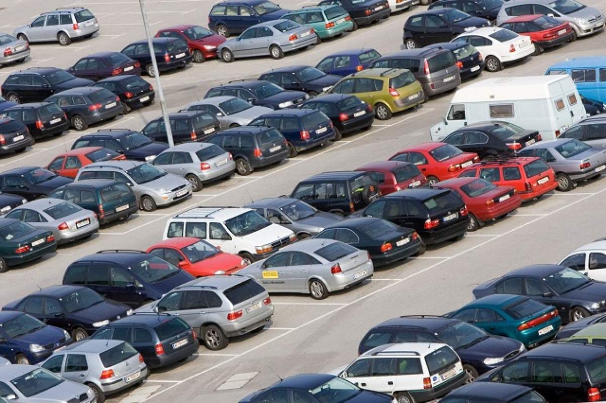 VIDEO / Spune-mi cum parchezi, îţi spun cum eşti! Persoanele cu comportament pasiv-agresiv parchează foarte aproape de alte maşini