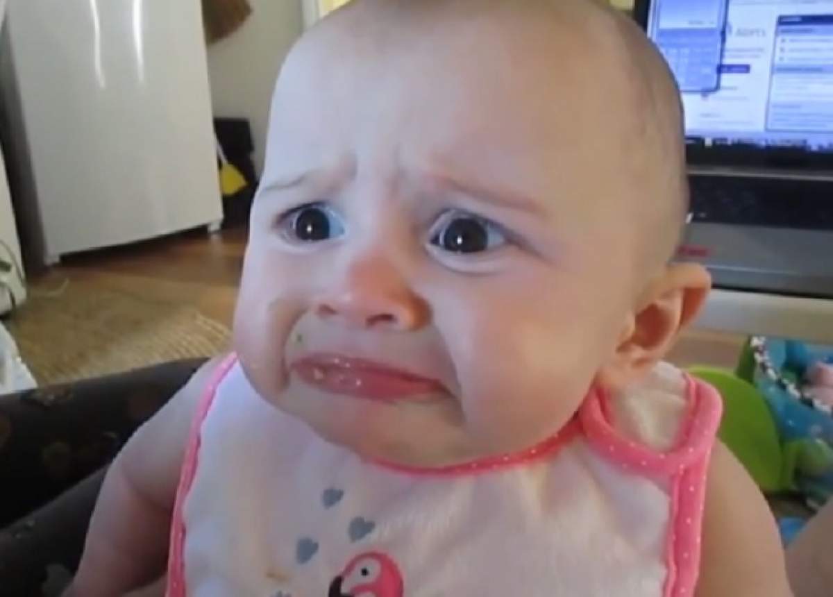 VIDEO / Râzi de te prăpădeşti! Ce reacţie a avut un bebeluş atunci când mama sa l-a hrănit cu avocado