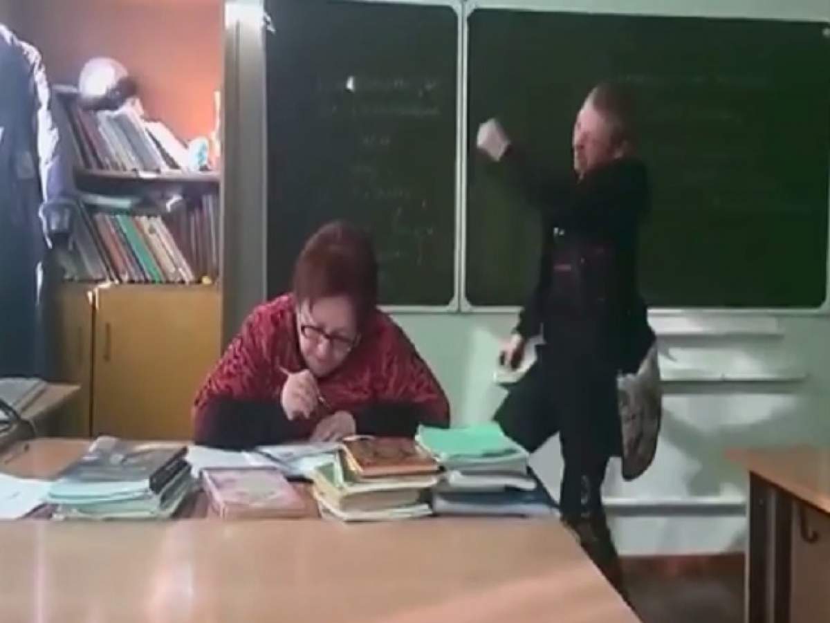 VIDEO / Hal de educaţie! Ce-a făcut acest elev în timp ce profesoara îi trecea nota în catalog?