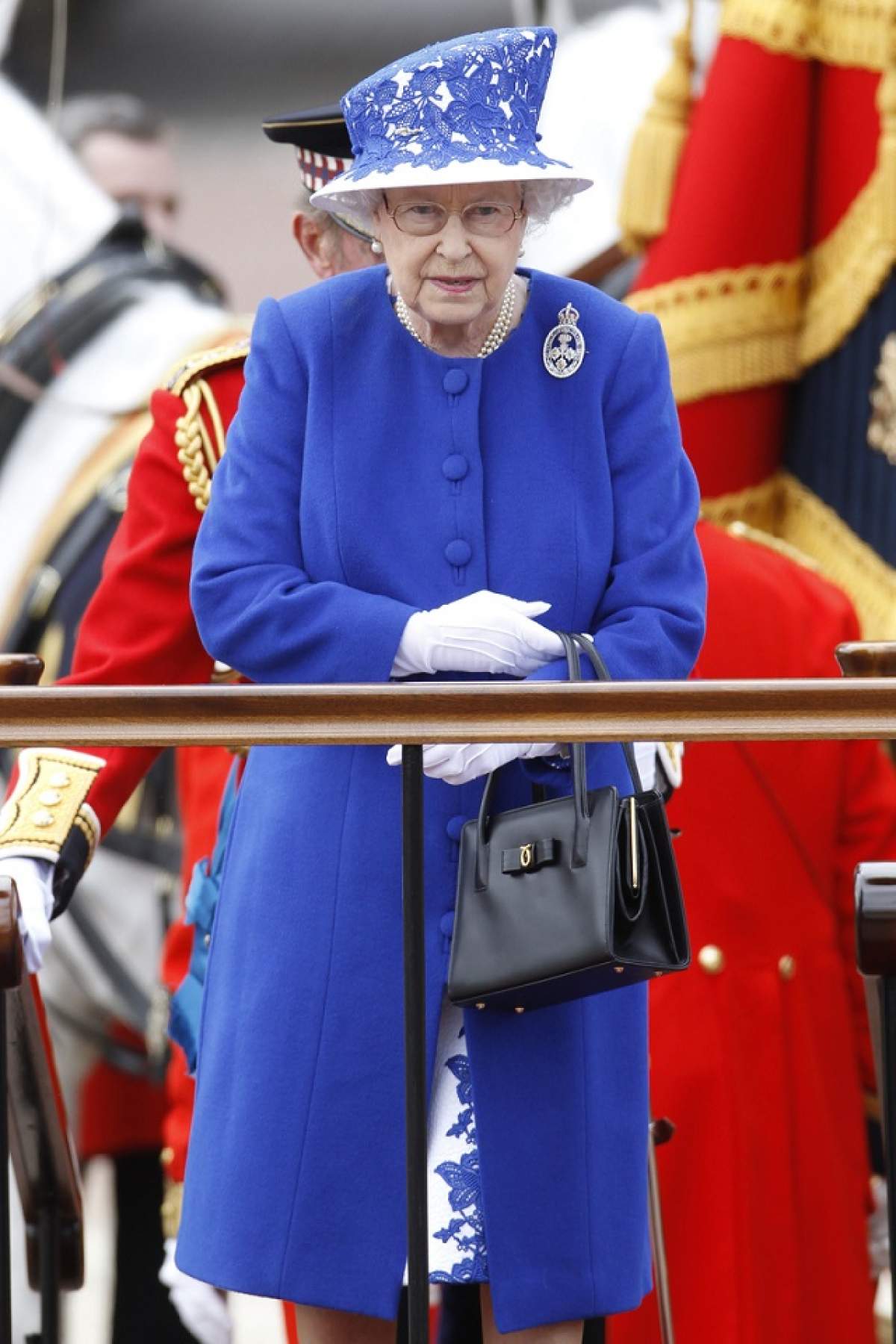 FOTO / Ce bunicuţă haioasă e Regina Elisabeta a II a! Dacă ai vedea-o aşa pe stradă, facem pariu că nu ai şti cine e