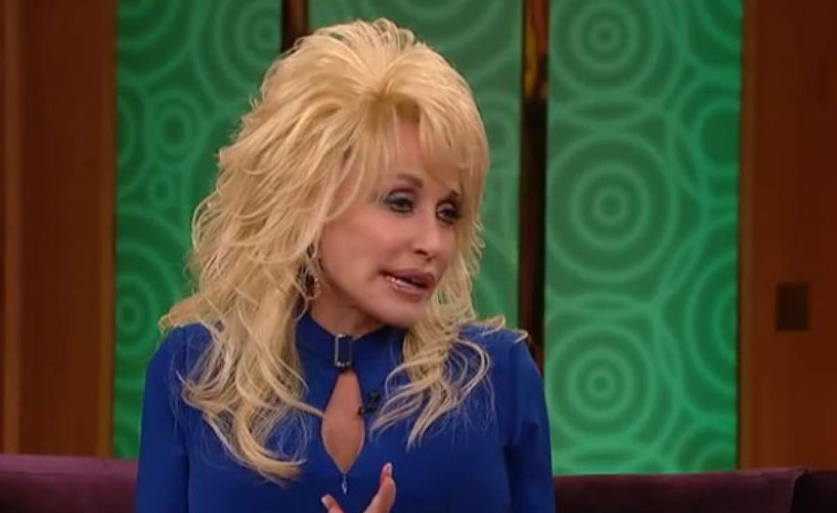 Operaţiile estetice i-au distrus corpul! Uite în ce hal arată cântăreaţa Dolly Parton