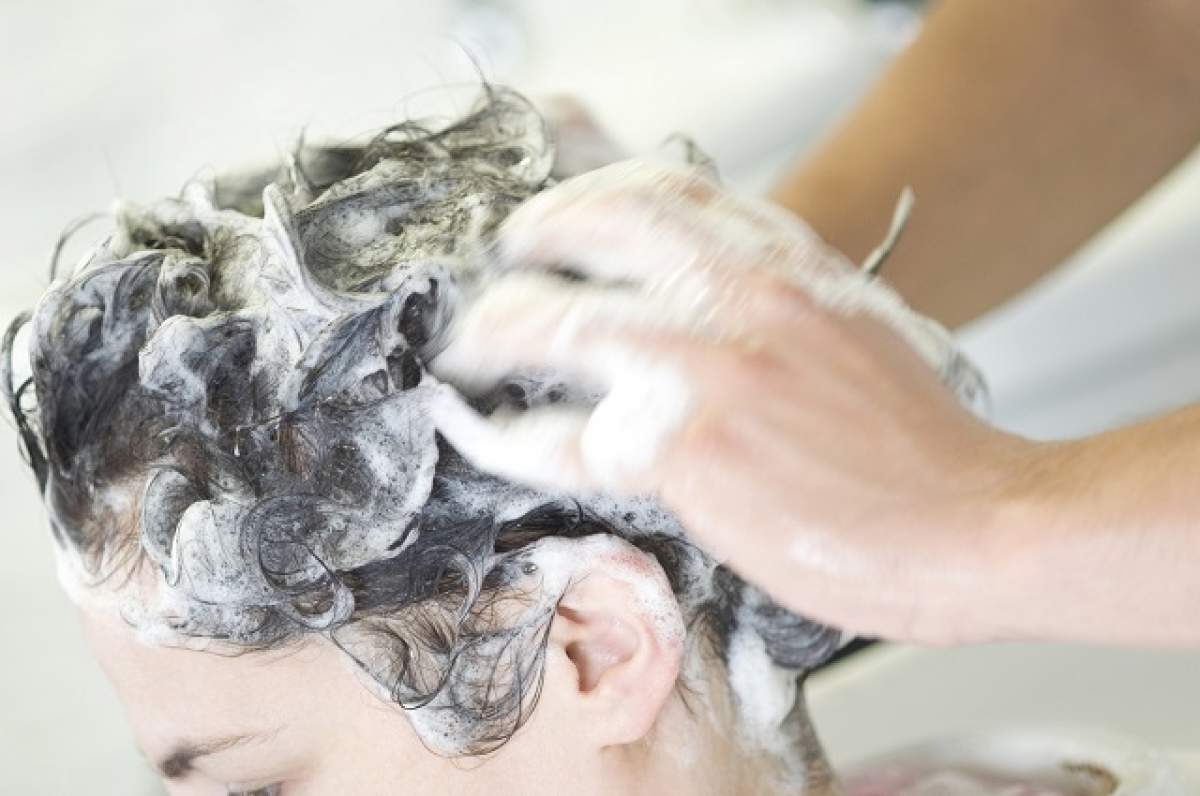 Părul tău este lipsit de vitalitate? Fă-ţi singură acasă un şampon natural