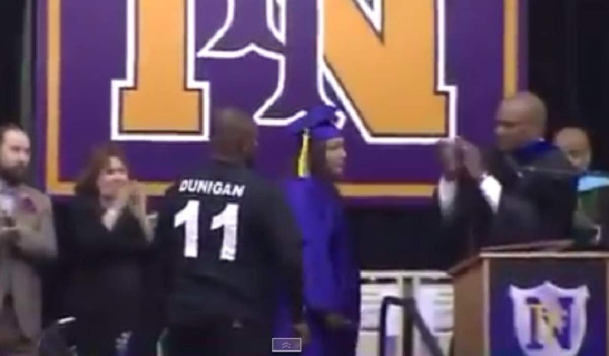 VIDEO / Moment emoţionant! O mamă păşeşte pe scena de absolvire, în locul fiului ei care a murit într-un accident