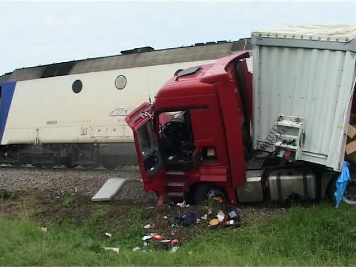 ACCIDENT TERIBIL! TIR, lovit de tren! Circulaţia feroviară întreruptă