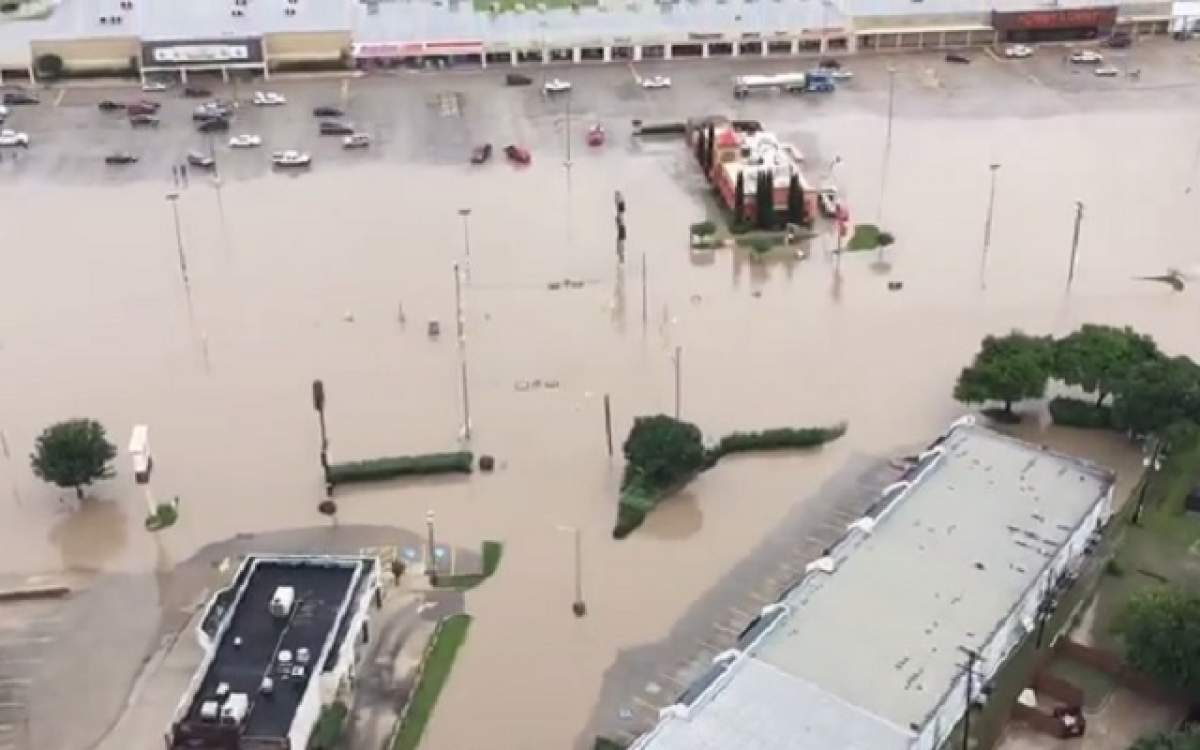 Inundaţiile au provocat un întreg dezastru! Trei persoane au murit, iar 400 de case au fost distruse