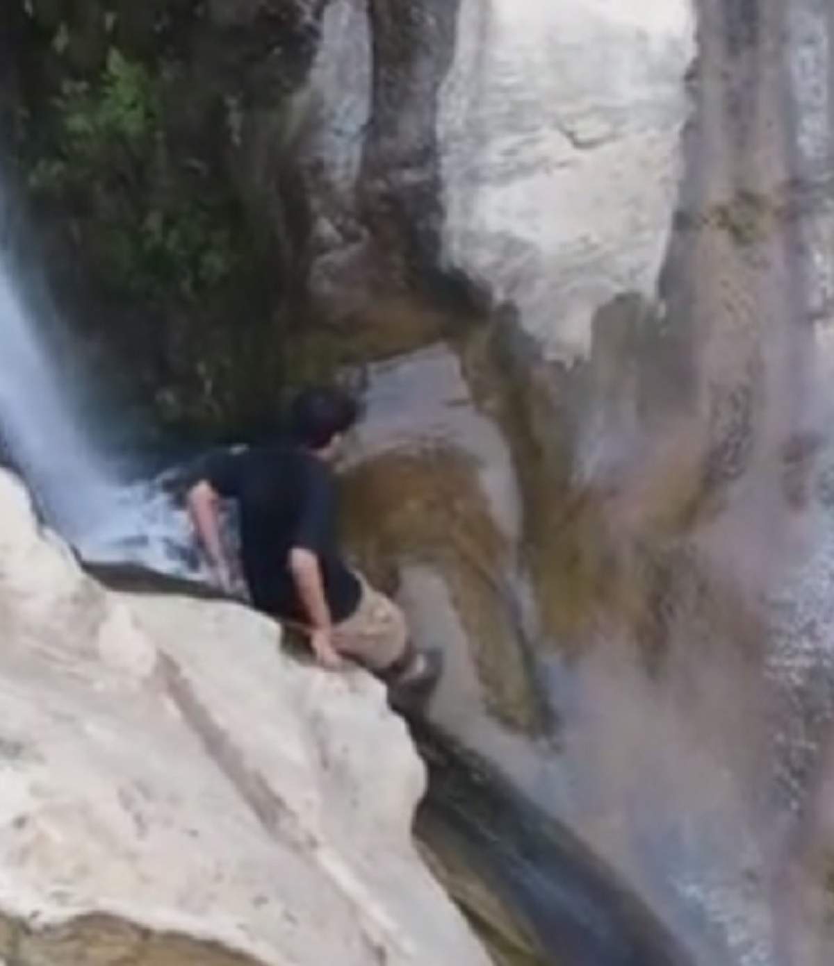 VIDEO / A căutat-o cu lumânarea! Un bărbat a vrut să treacă de pe un versant pe altul, dar s-a izbit de stânci