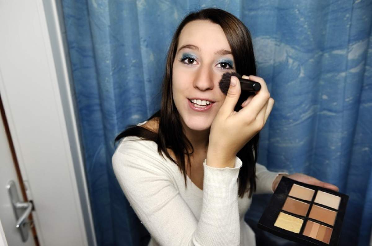 Transpiraţia îţi strică machiajul? Trucuri pentru ca make-up-ul să reziste pe timp de caniculă