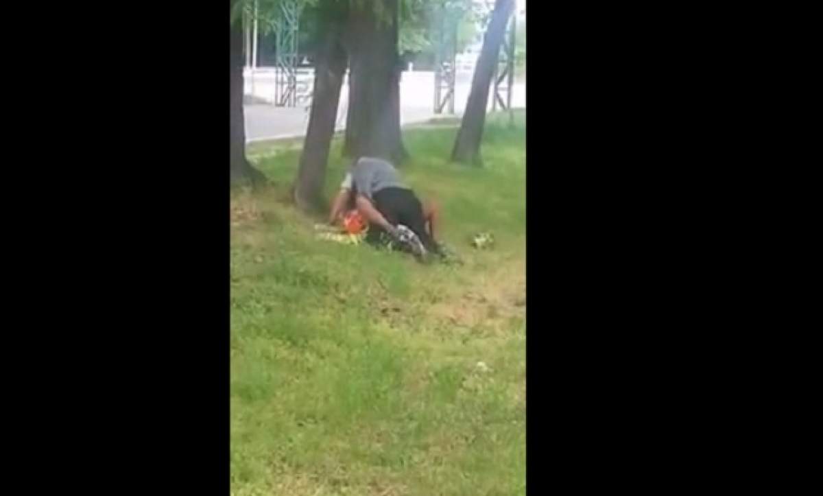 VIDEO / Bătrâni, filmaţi în timp ce făceau sex, în amiaza mare, într-un parc din Brăila