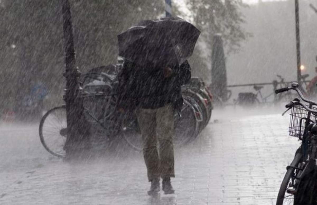 Ploile TORENŢIALE fac prăpăd în România. Meteorologii avertizează că urmează VREME rea. Vezi până când