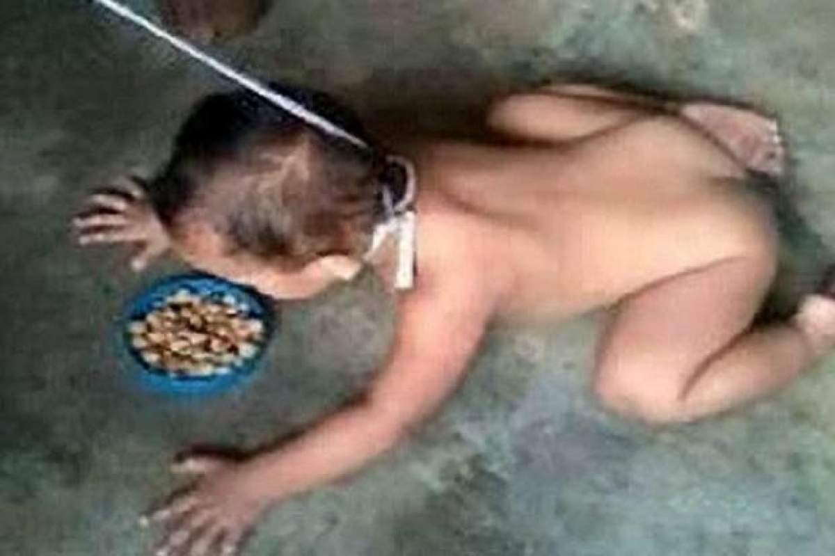 Imagini cu grav impact emoţional! Un bebeluş de un an, legat în lesă şi obligat să mănânce hrană de câine
