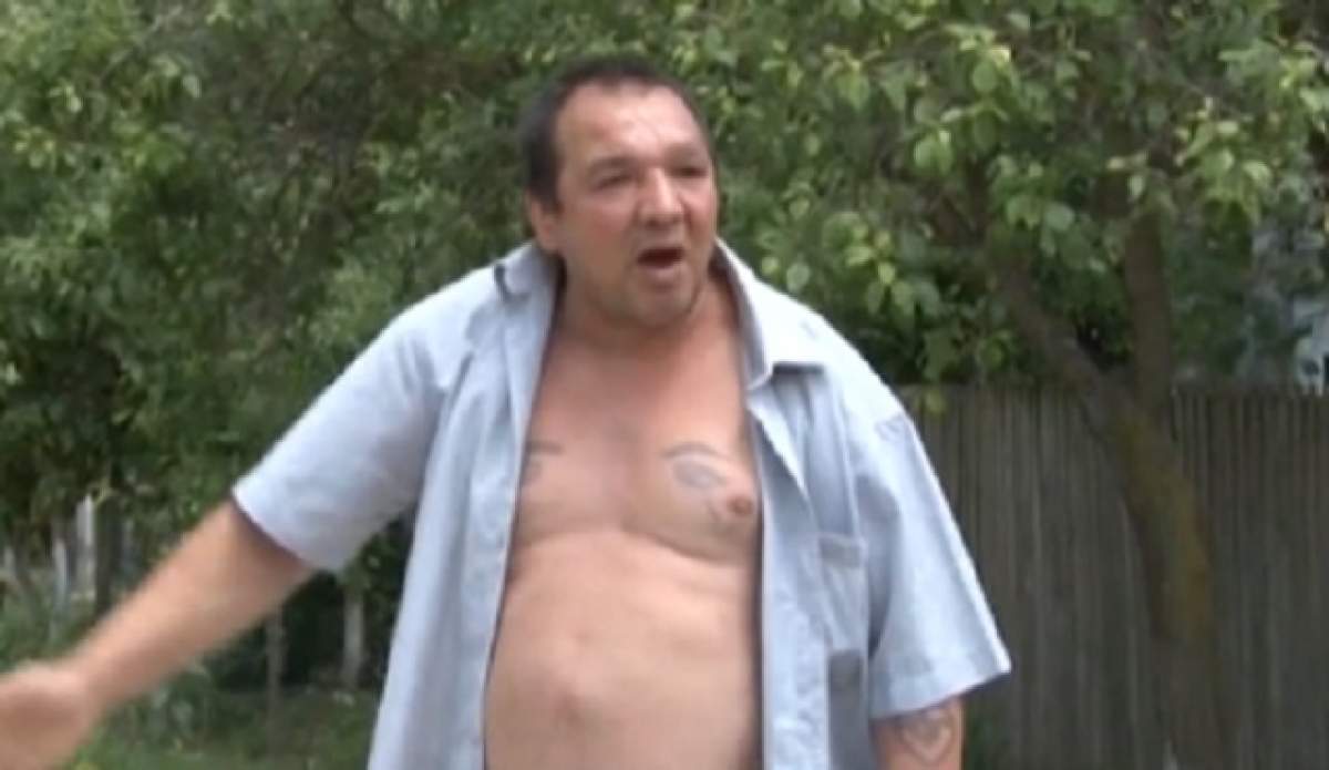 VIDEO / Un microbuz şcolar, atacat de un bărbat dezbrăcat şi cu o furcă în mână