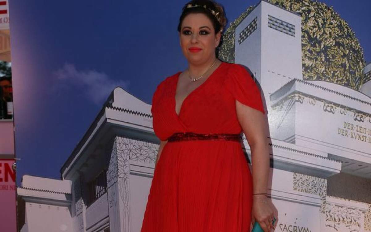 Lady in red! Oana Roman, apariţie spectaculoasă pe covorul roşu