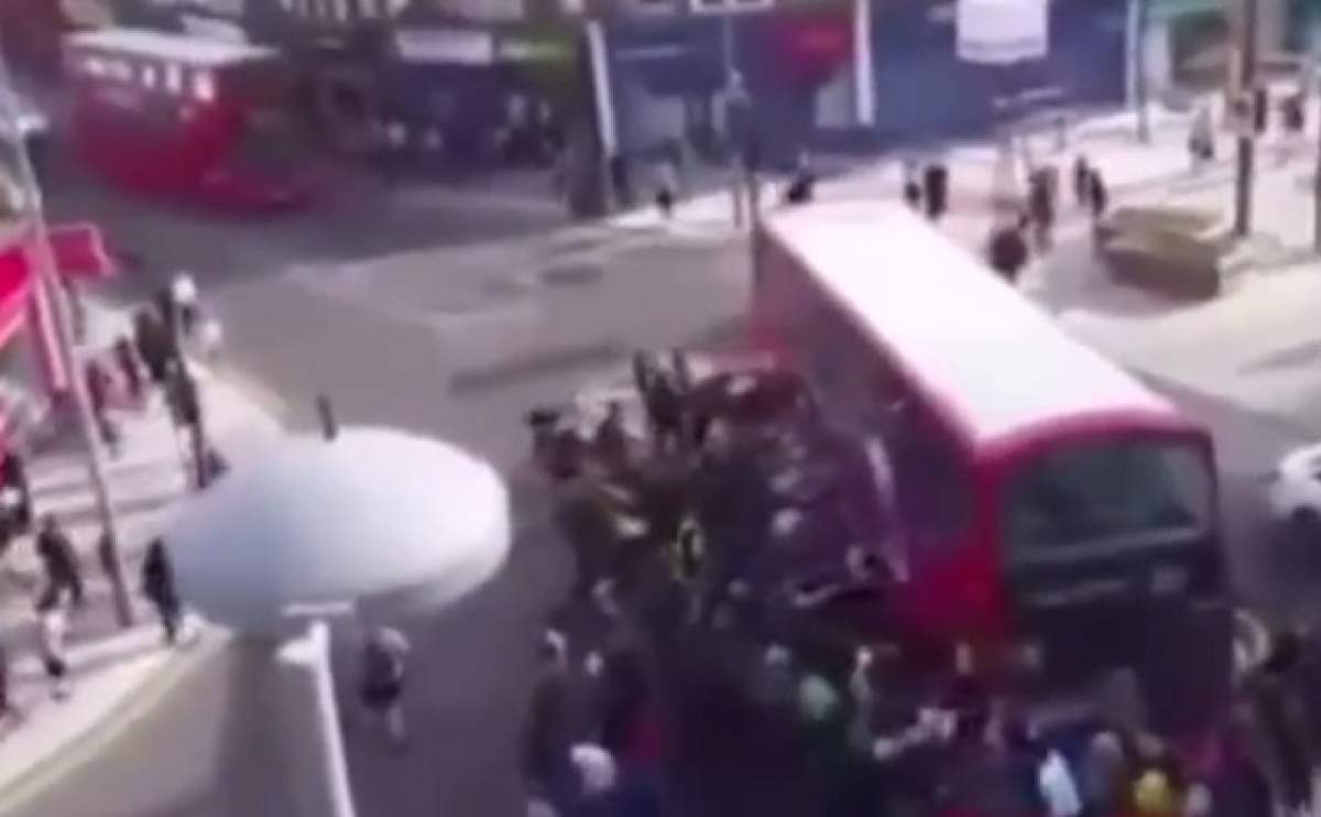 VIDEO / Gest impresionant! Zeci de oameni ridică un autobuz pentru a salva un bărbat prins sub vehiculul de 12 tone