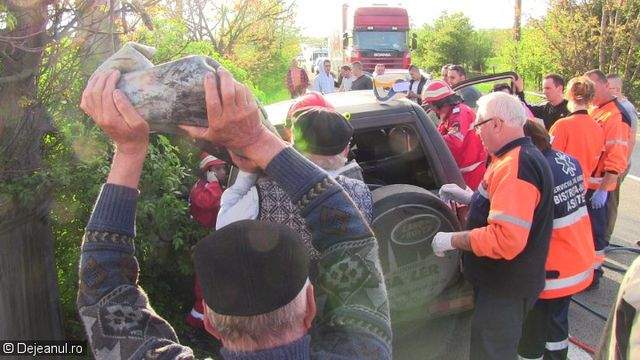 FOTO&VIDEO / Accident teribil în Bistriţa Năsăud! Au intrat cu maşina într-un parapet şi au murit pe loc!