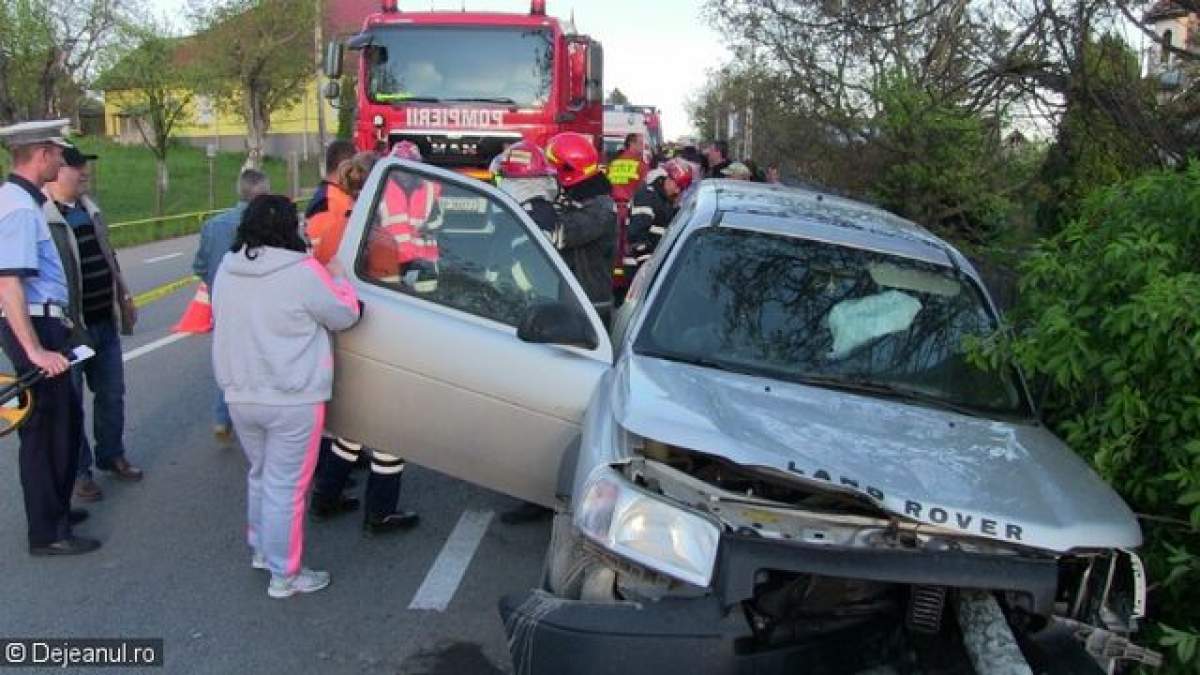 FOTO&VIDEO / Accident teribil în Bistriţa Năsăud! Au intrat cu maşina într-un parapet şi au murit pe loc!