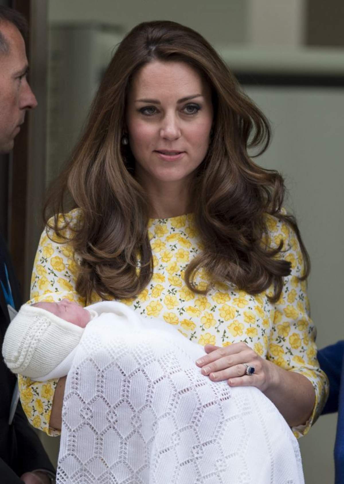 FOTO / Look de 50.000 de dolari! Kate Middleton, perfectă în ziua în care a născut al doilea copil!