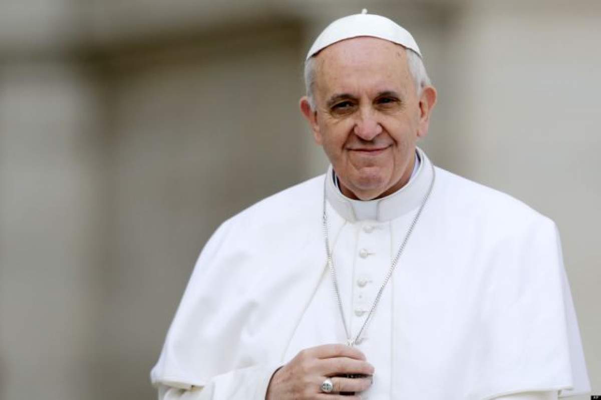 Fotografia momentului! Papa Francisc, surprins făcând un selfie cu o enoriaşă