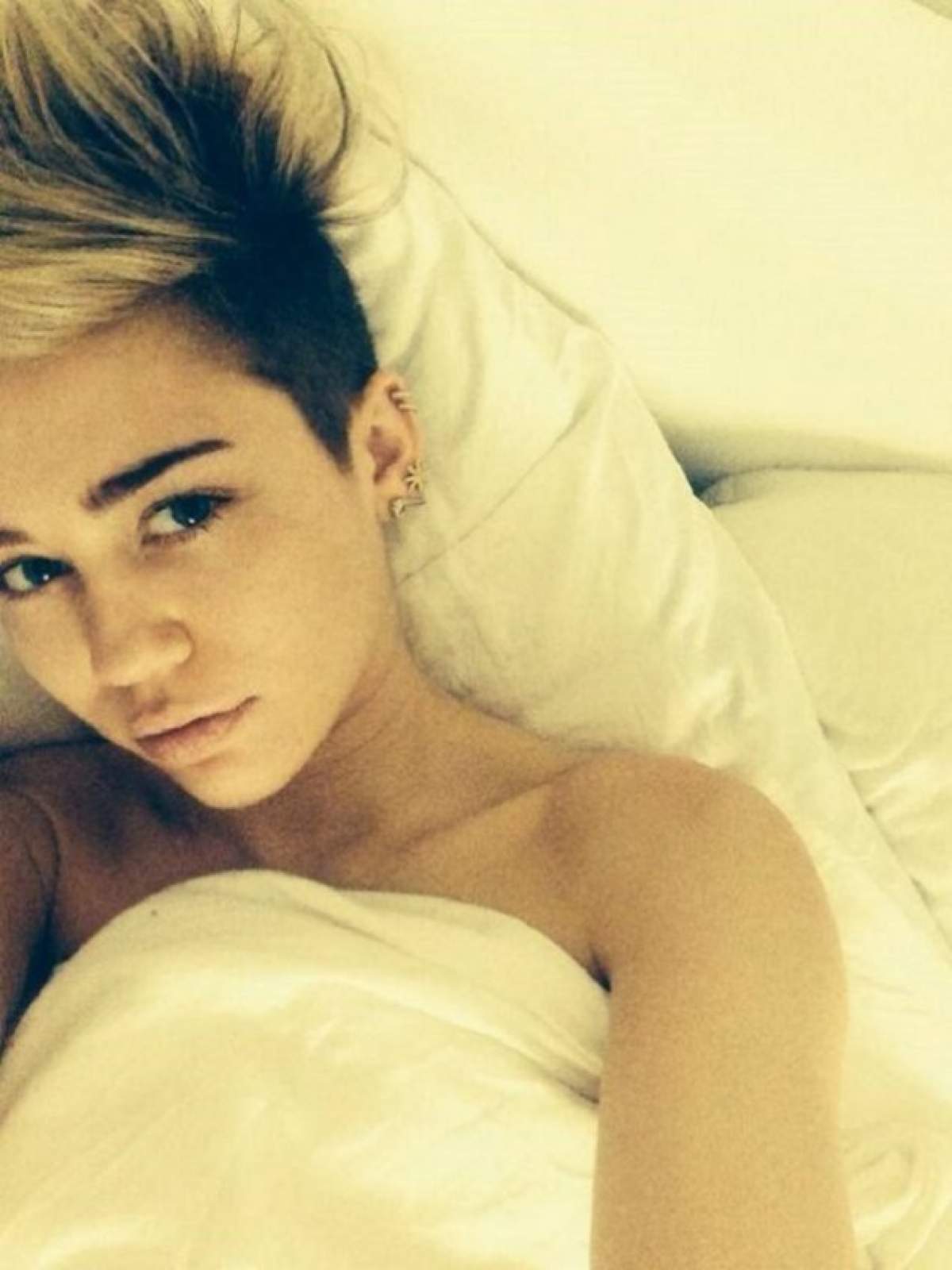 VIDEO / A comis-o din nou! Miley Cyrus îşi face de cap, în pat, cu o brunetă