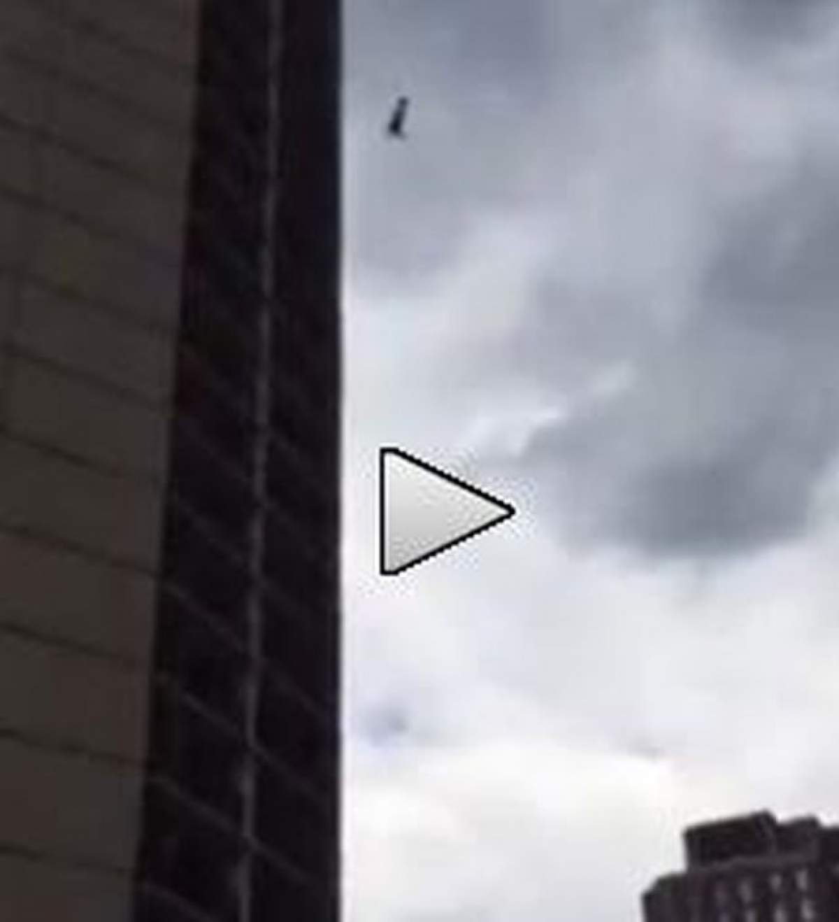 VIDEO ŞOCANT / Un bărbat s-a aruncat în gol de pe o clădire! Sinuciderea a fost filmată