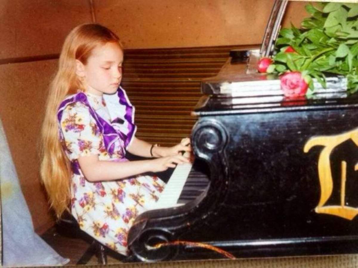 FOTO / La 10 ani - studioasă, acum - o blondă focoasă! Aşa era în copilărie o vedetă din showbiz-ul românesc!