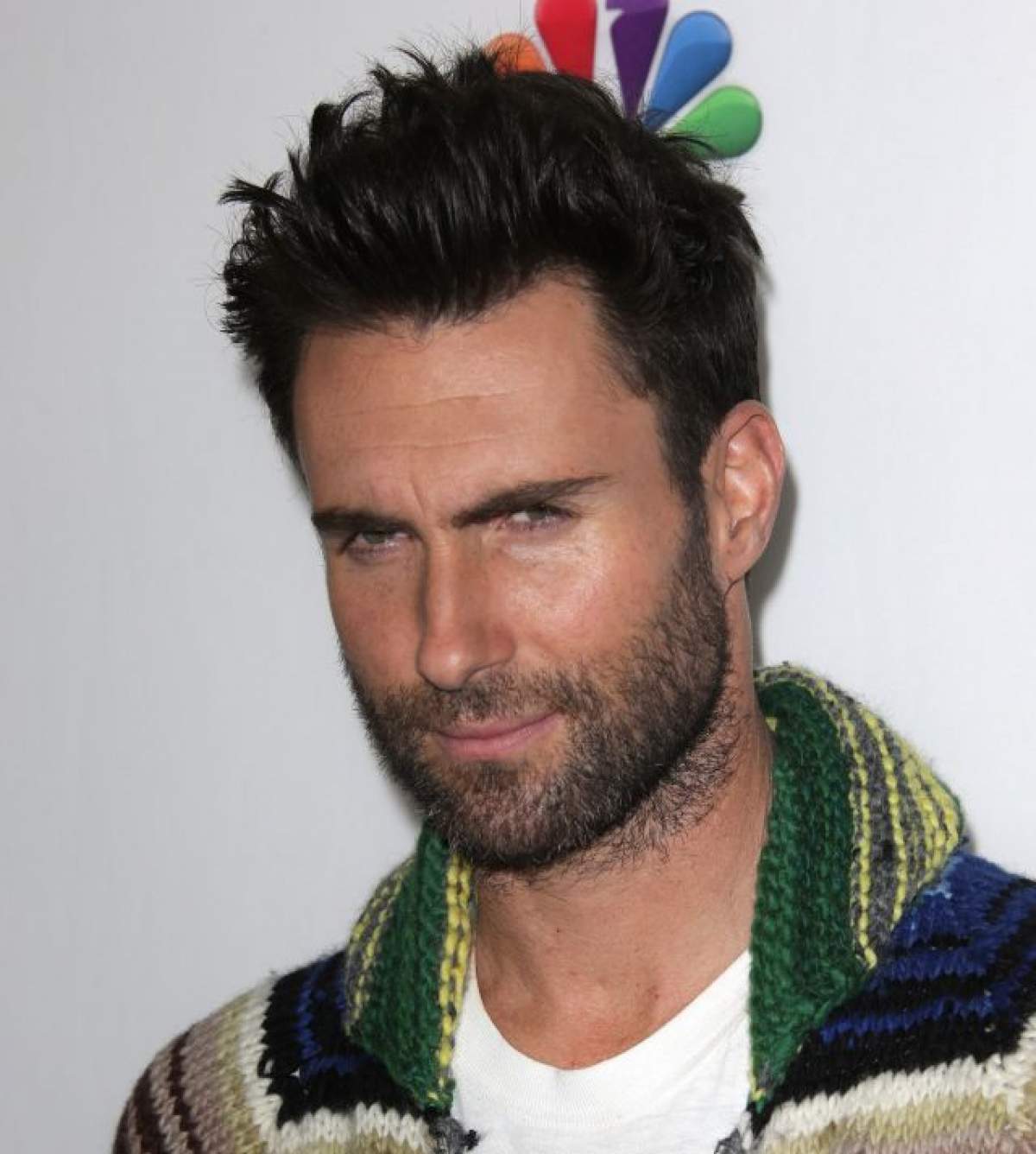 VIDEO / Ups! Adam Levine, lovit în faţă cu o pungă de zahăr pudră