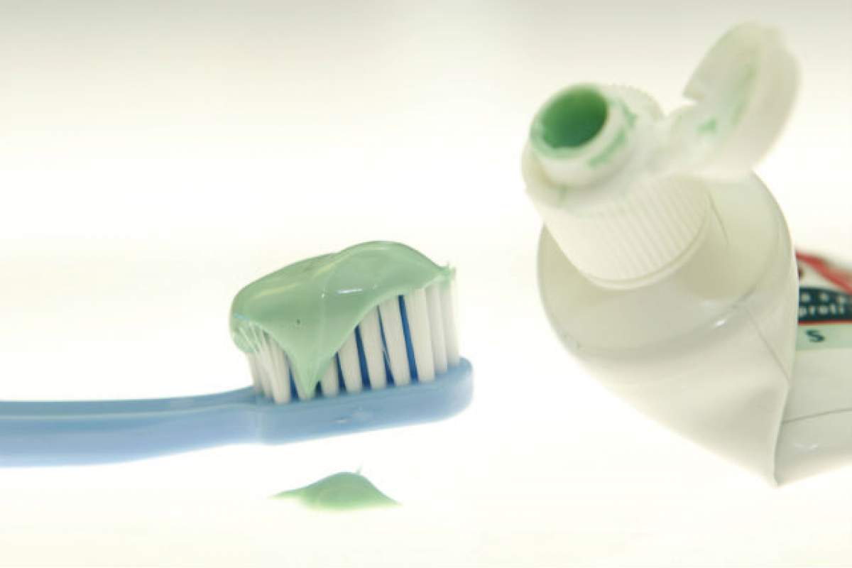 Pasta de dinţi, un produs multifuncţional în casa ta! Câte utilizări neobişnuite poate avea