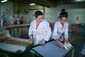 FOTO / Nicoleta Luciu şi Oana Roman, la cratiţă! Au făcut 100 de sandvişuri şi 25 de litri de ciorbă!