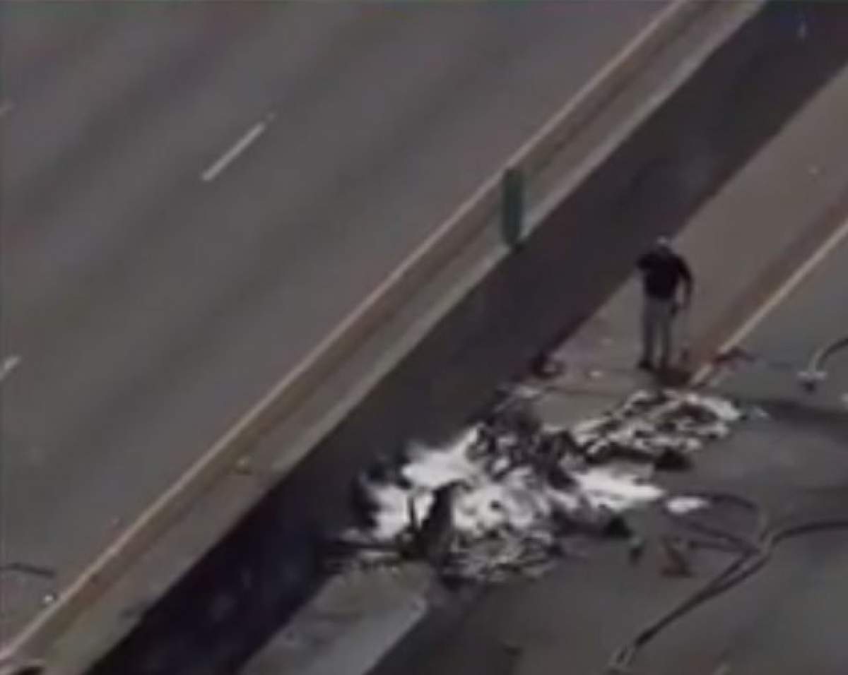 VIDEO / Un avion s-a prăbuşit pe autostradă! Patru persoane au murit