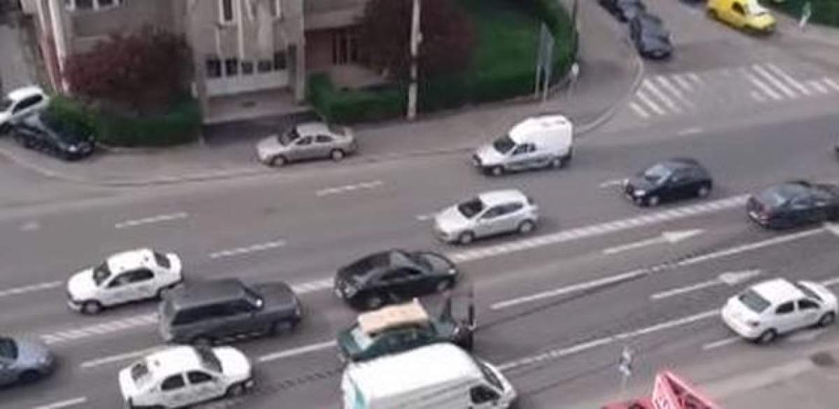 VIDEO / "Dorel" loveşte din nou! O uşă ca o farfurie zburătoare a blocat circulaţia în Cluj-Napoca