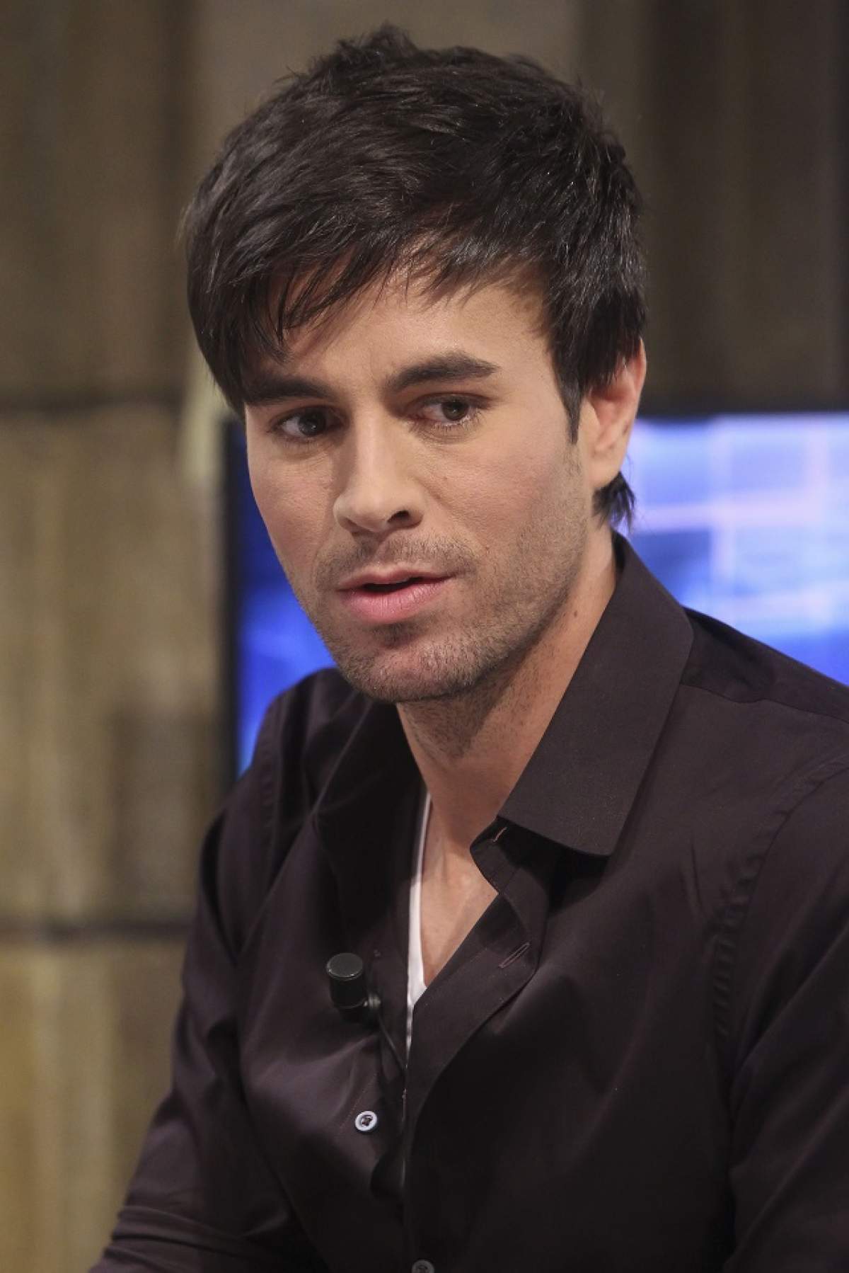 VIDEO / Noi detalii despre accidentul suferit de Enrique Iglesias pe scenă: "Medicii i-au spus să oprescă showul, dar a cântat 30 de minute sângerând"