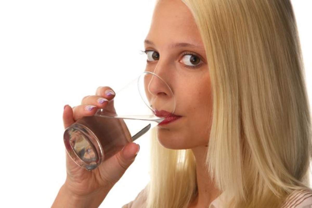 ÎNTREBAREA ZILEI: LUNI -  Ce se întâmplă în organismul nostru dacă bem zilnic un pahar cu apă caldă sărată?
